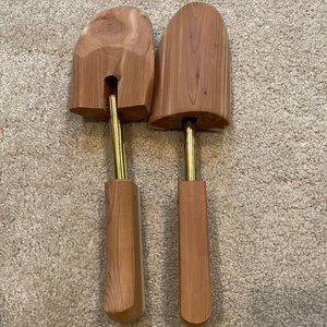 Mens shoe trees.  No size.  Had them in men’s size 10 shoe